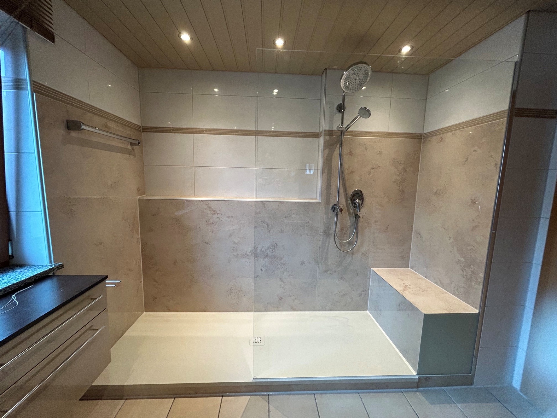 Modernisiertes Badezimmer mit bodengleicher Dusche